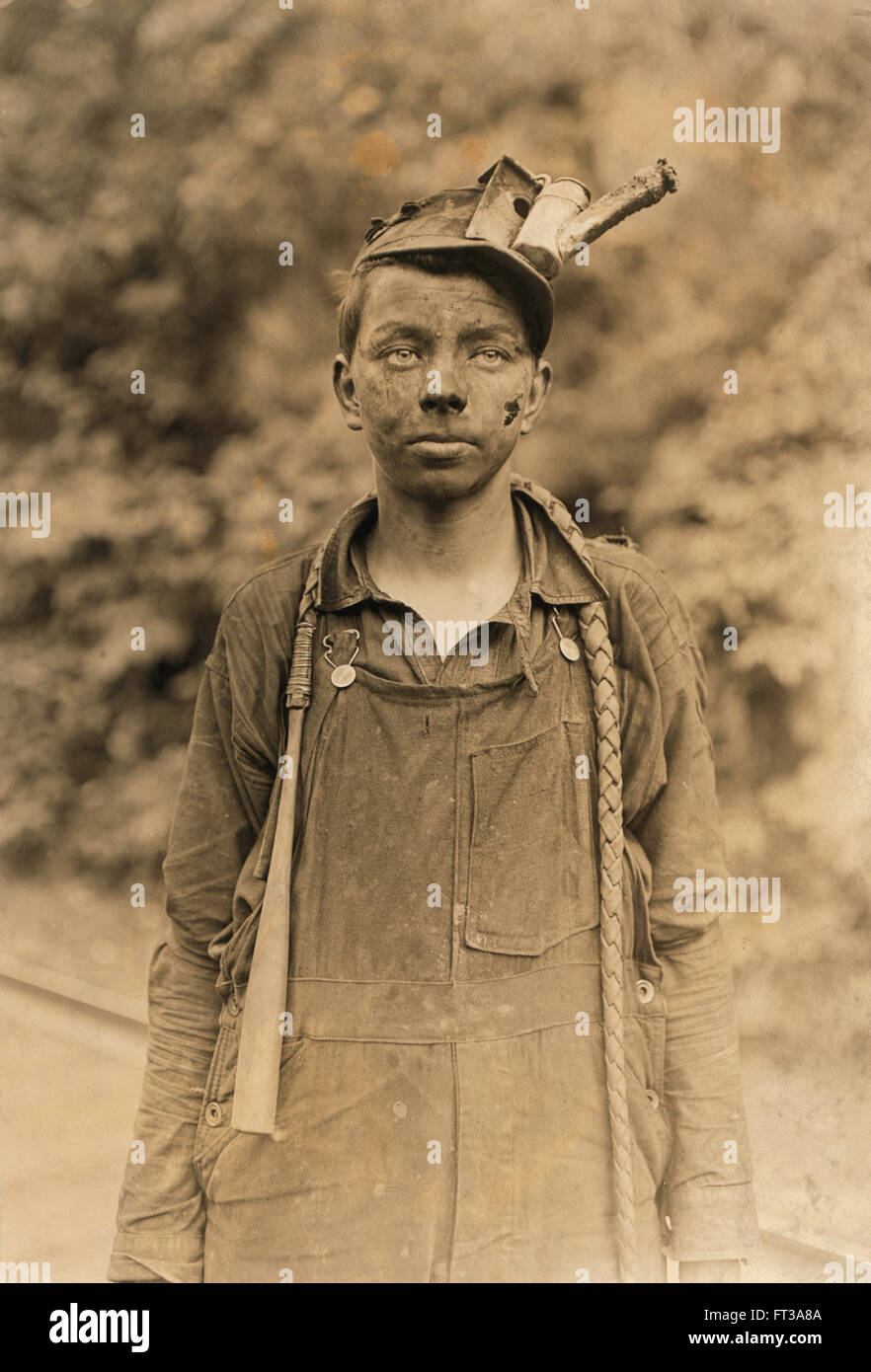 Portrait de jeune garçon travaillant comme chauffeur de mine de charbon, Brown, West Virginia, USA, vers 1908 Banque D'Images