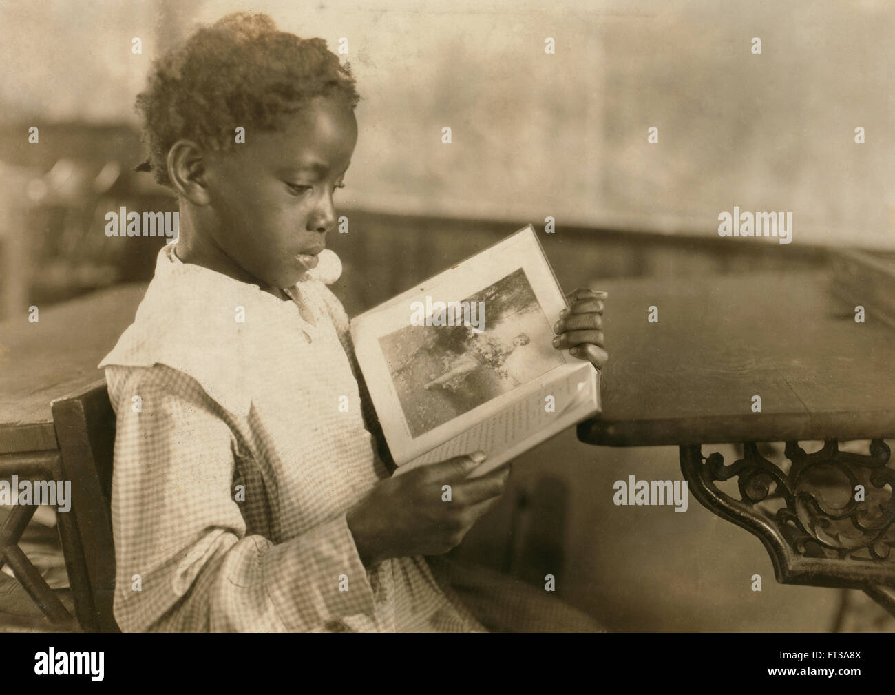 Young Girl Reading Book in classroom, agréable l'école verte, comté de Marlinton, Pocahontas, West Virginia, USA, vers 1921 Banque D'Images