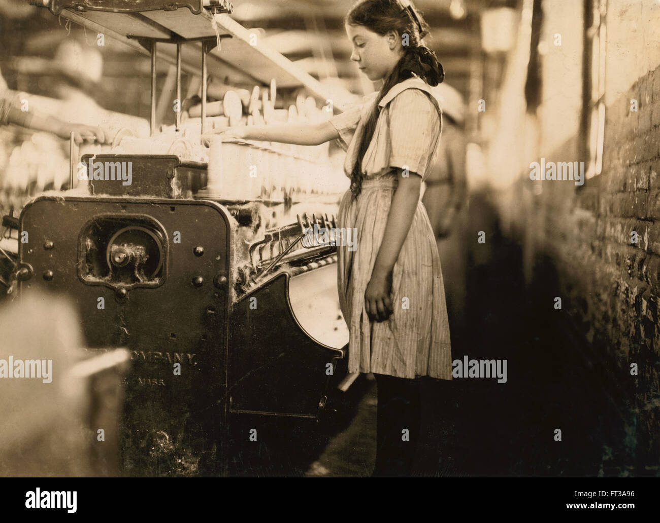 Jeune fille travaillant comme à l'impression de coton de Marysville, Roanoke, Virginie, Etats-Unis, vers 1911 Banque D'Images