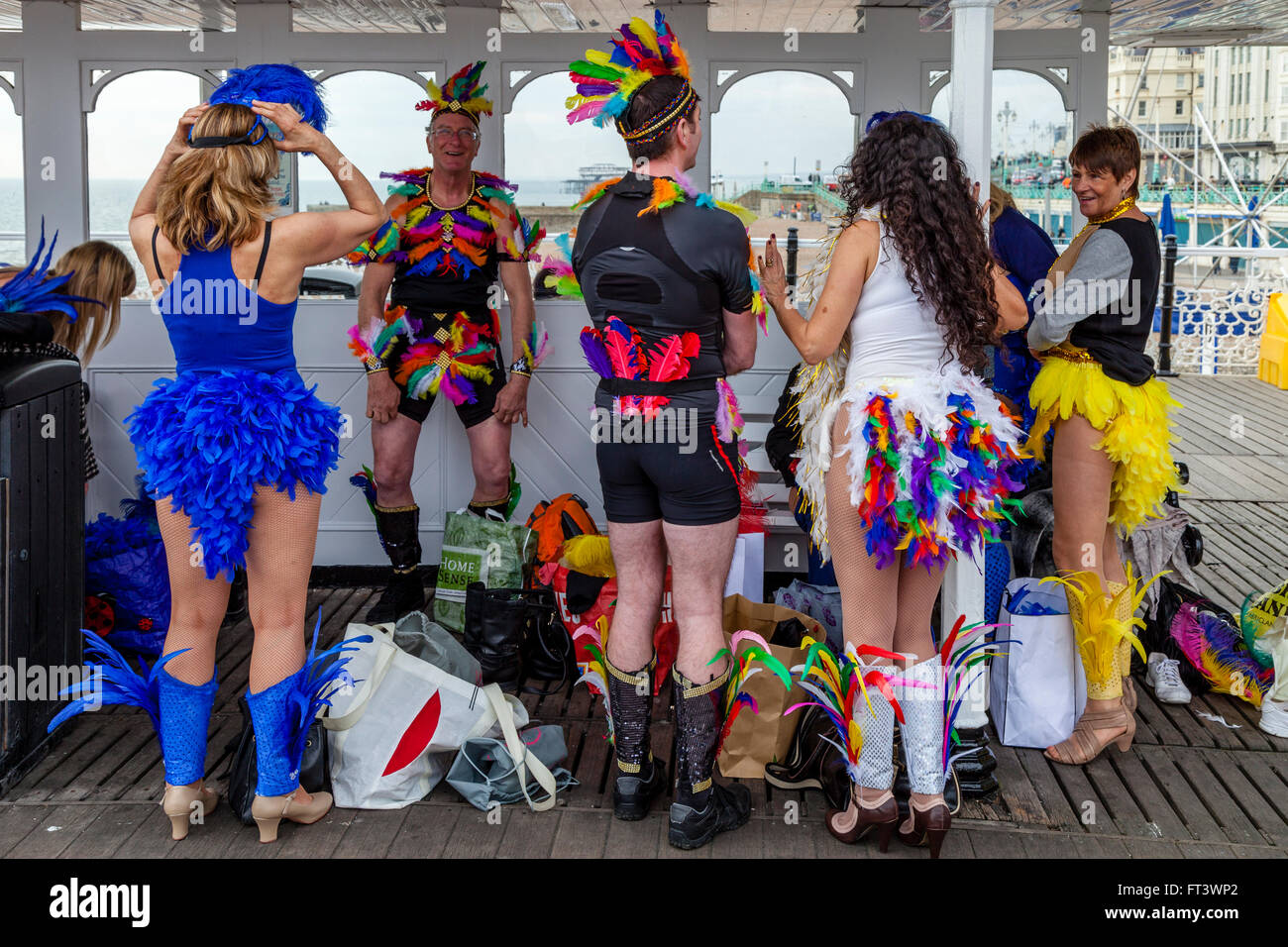 Les membres d'un groupe de divertissement se préparer pour une séance photo sur la jetée de Brighton, Brighton, Sussex, UK Banque D'Images