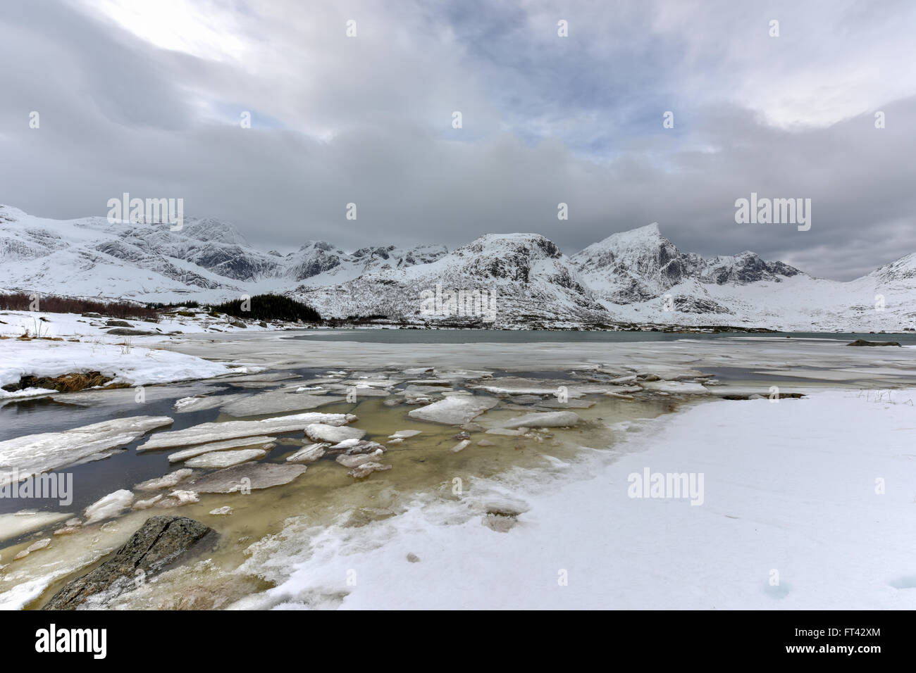 Flakstadoya dans l'îles Lofoten, Norvège en hiver sur un jour nuageux. Banque D'Images