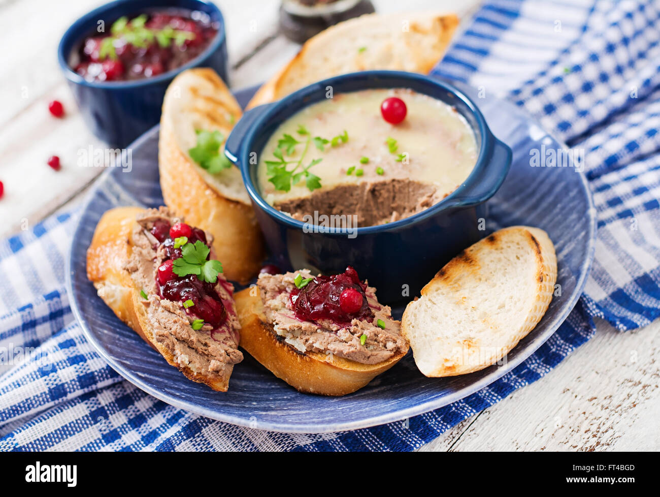 Le pâté de foie de poulet avec sauce aux canneberges, servi avec des croûtons Banque D'Images