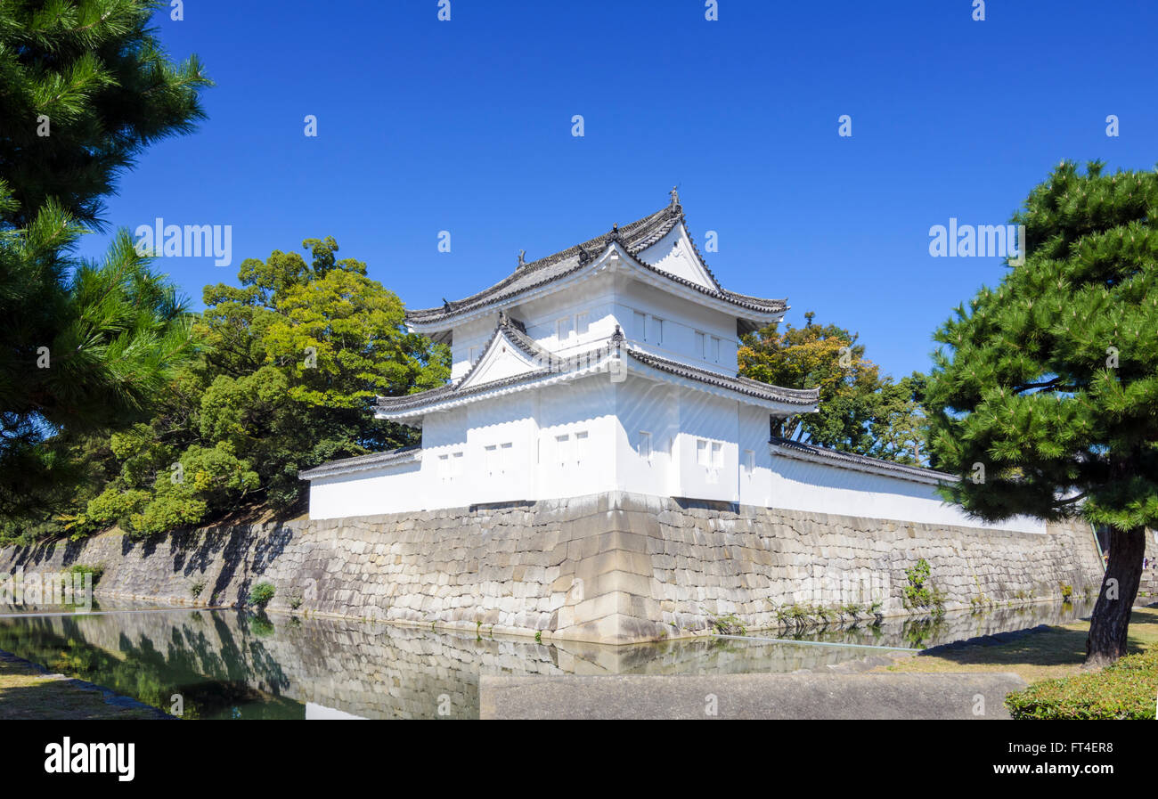Vue extérieure de la douve et de la tourelle d'angle du château de Nijo, Kyoto, Japon, Kansai Banque D'Images