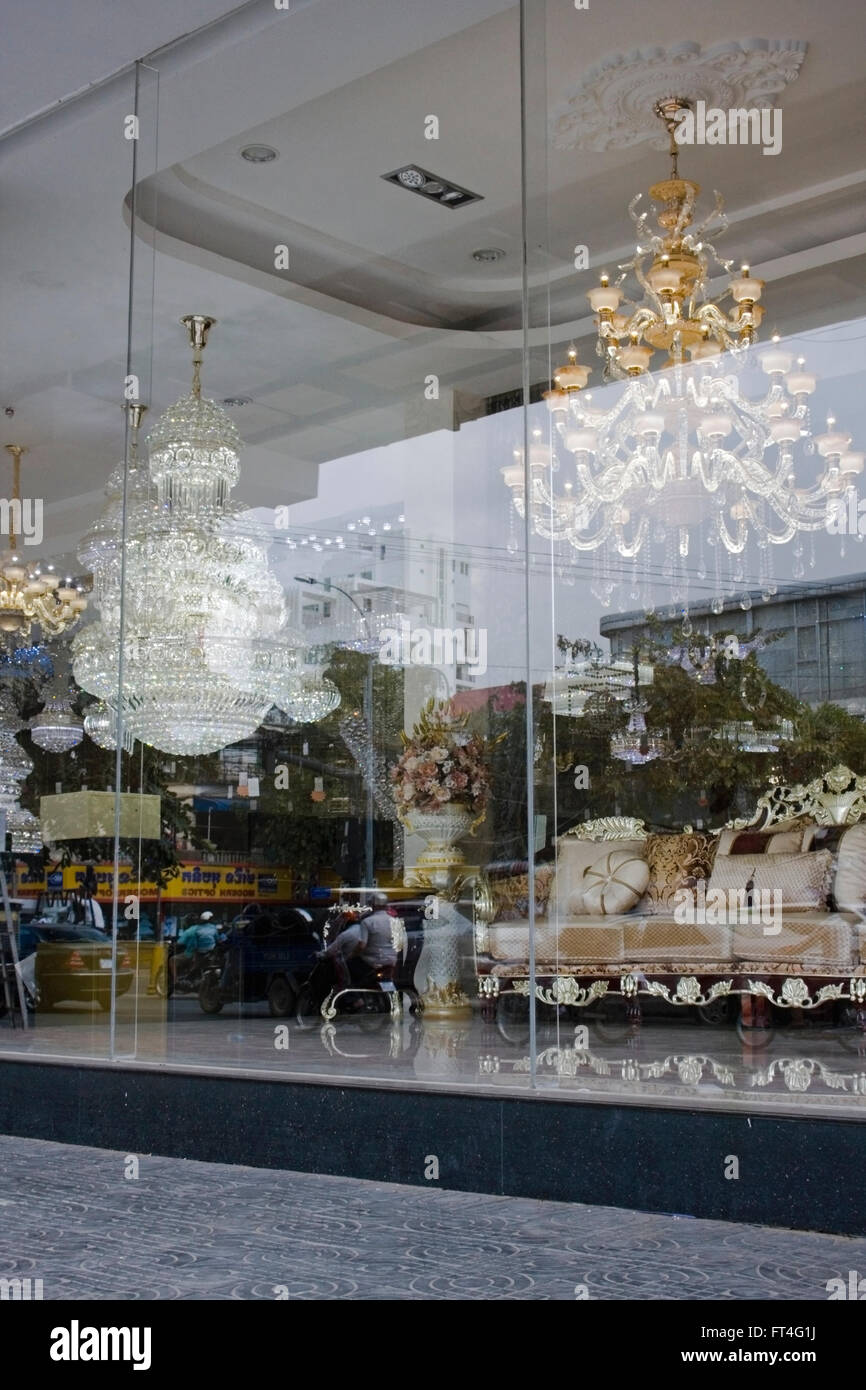 Un magasin de meubles au détail cher lustres affiche dans la vitrine d'un magasin à Phnom Penh, Cambodge. Banque D'Images