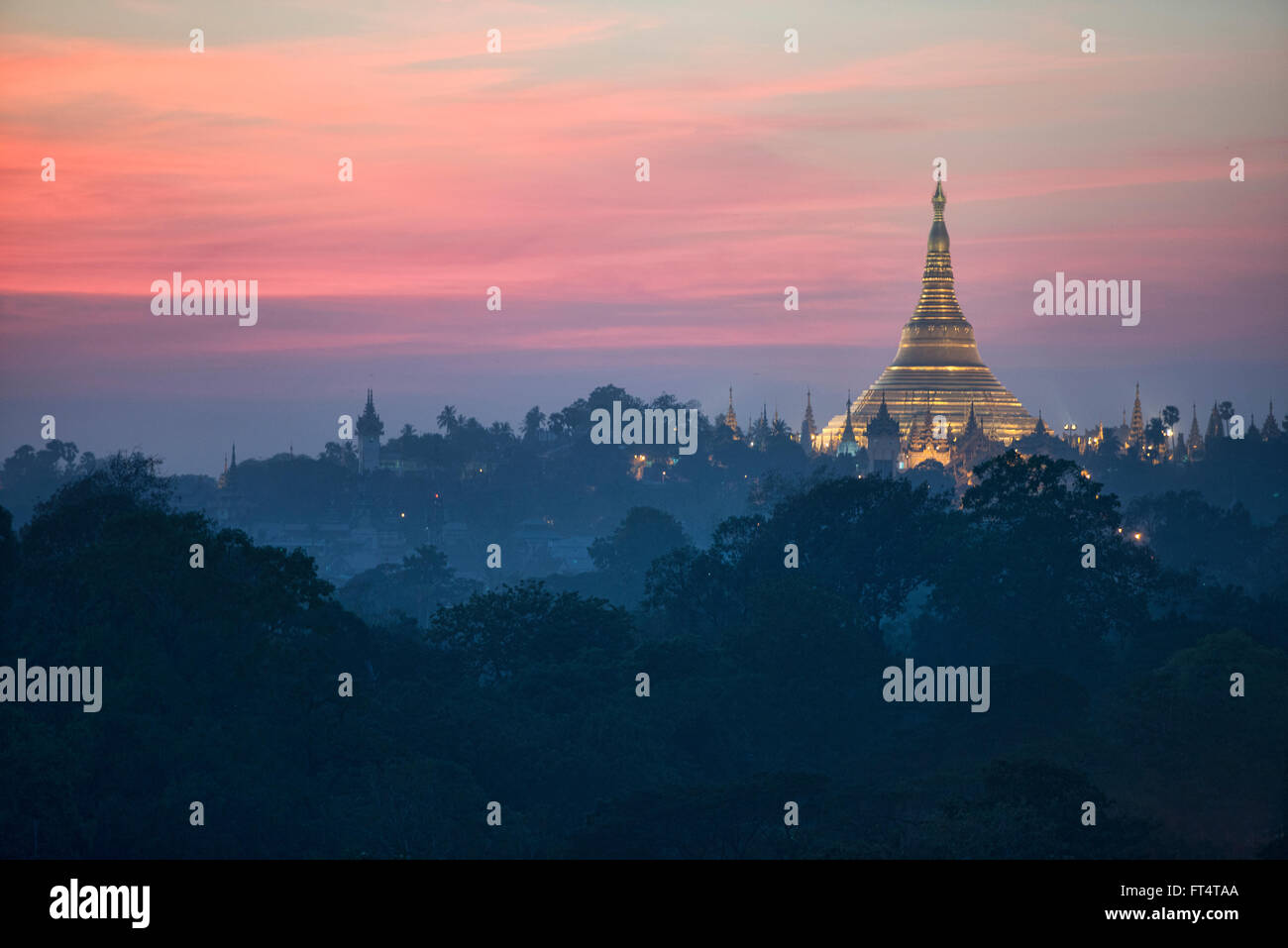 Au coucher du soleil d'or de la pagode Shwedagon, Yangon, Myanmar Banque D'Images