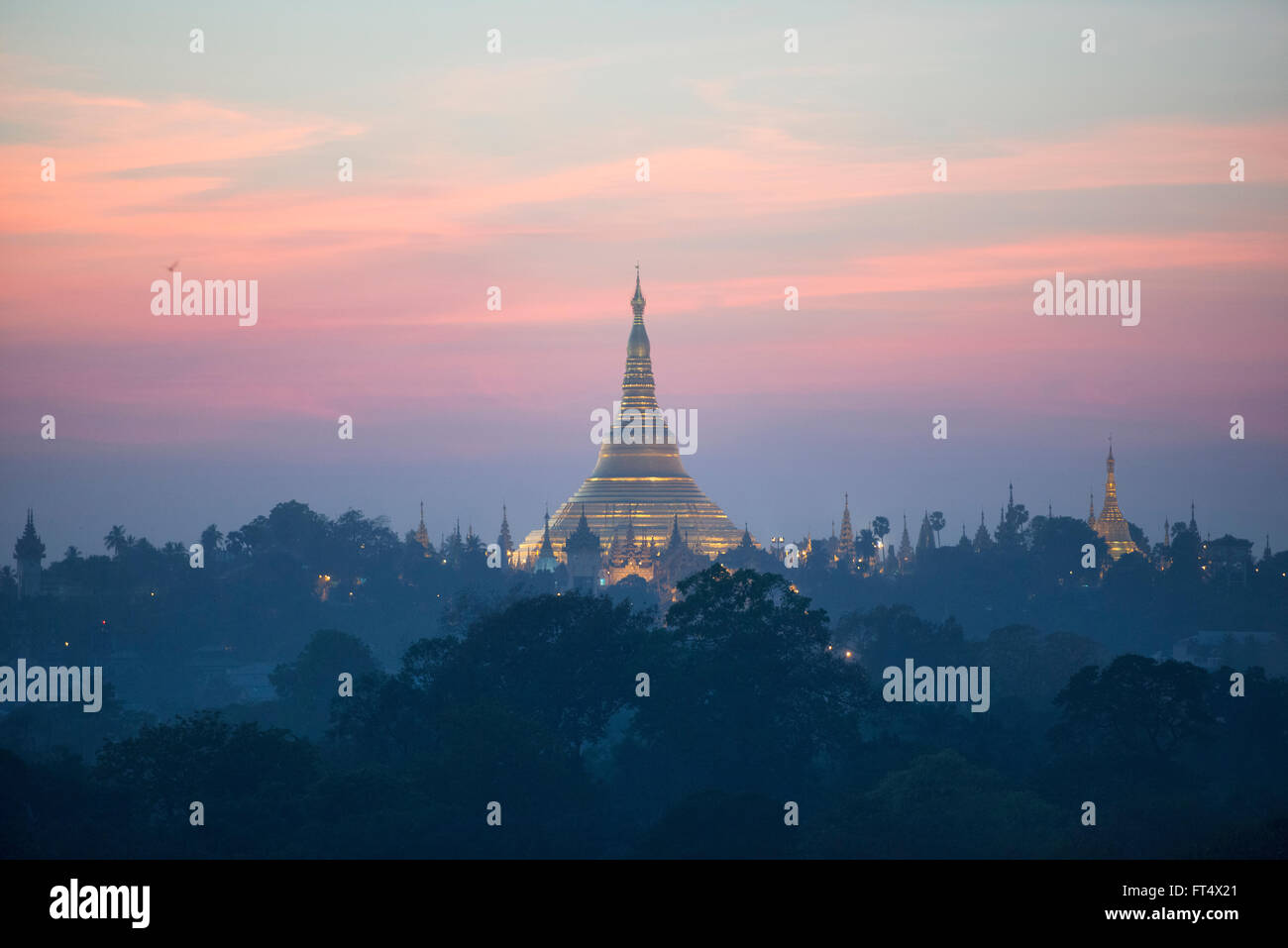 Au coucher du soleil d'or de la pagode Shwedagon, Yangon, Myanmar Banque D'Images