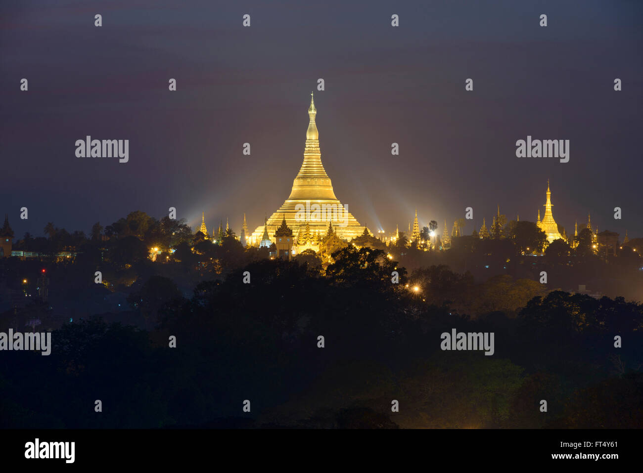 Golden Shwedagon allumé après le coucher du soleil, Yangon, Myanmar Banque D'Images