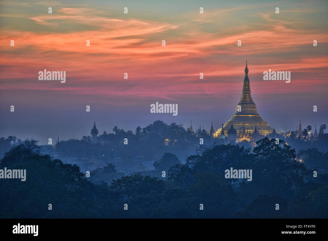 Au coucher du soleil d'or de la pagode Shwedagon, Yangon, Myanmar Banque D'Images