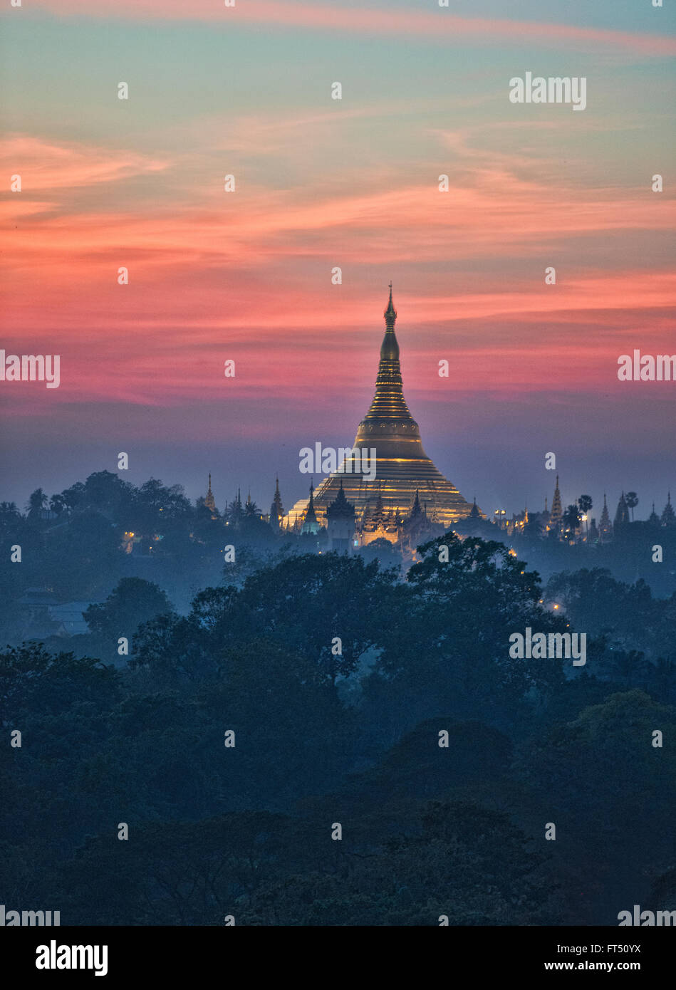Au coucher du soleil d'or de la pagode Shwedagon, Yangon, Myanmar Banque D'Images