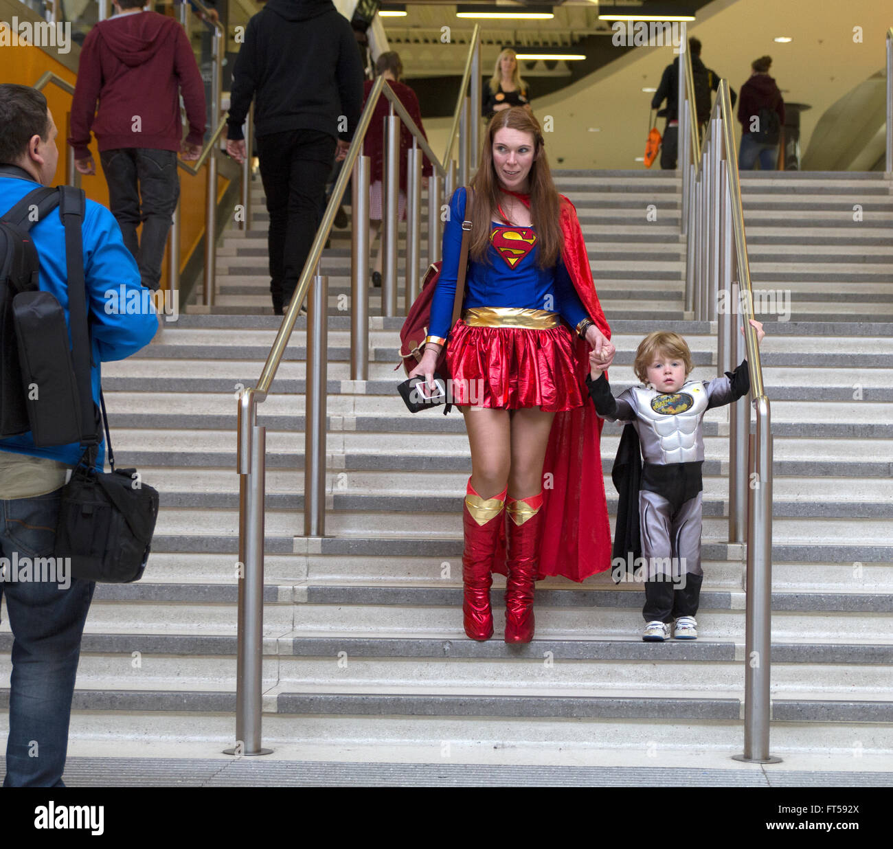 Mère et fils habillé comme Superwoman et Batman Banque D'Images