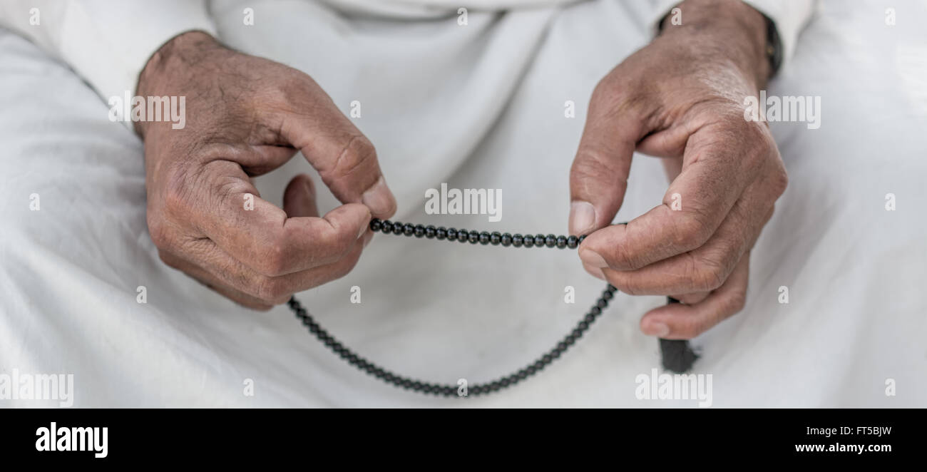 Ancien musulman avec la prière du Rosaire Banque D'Images