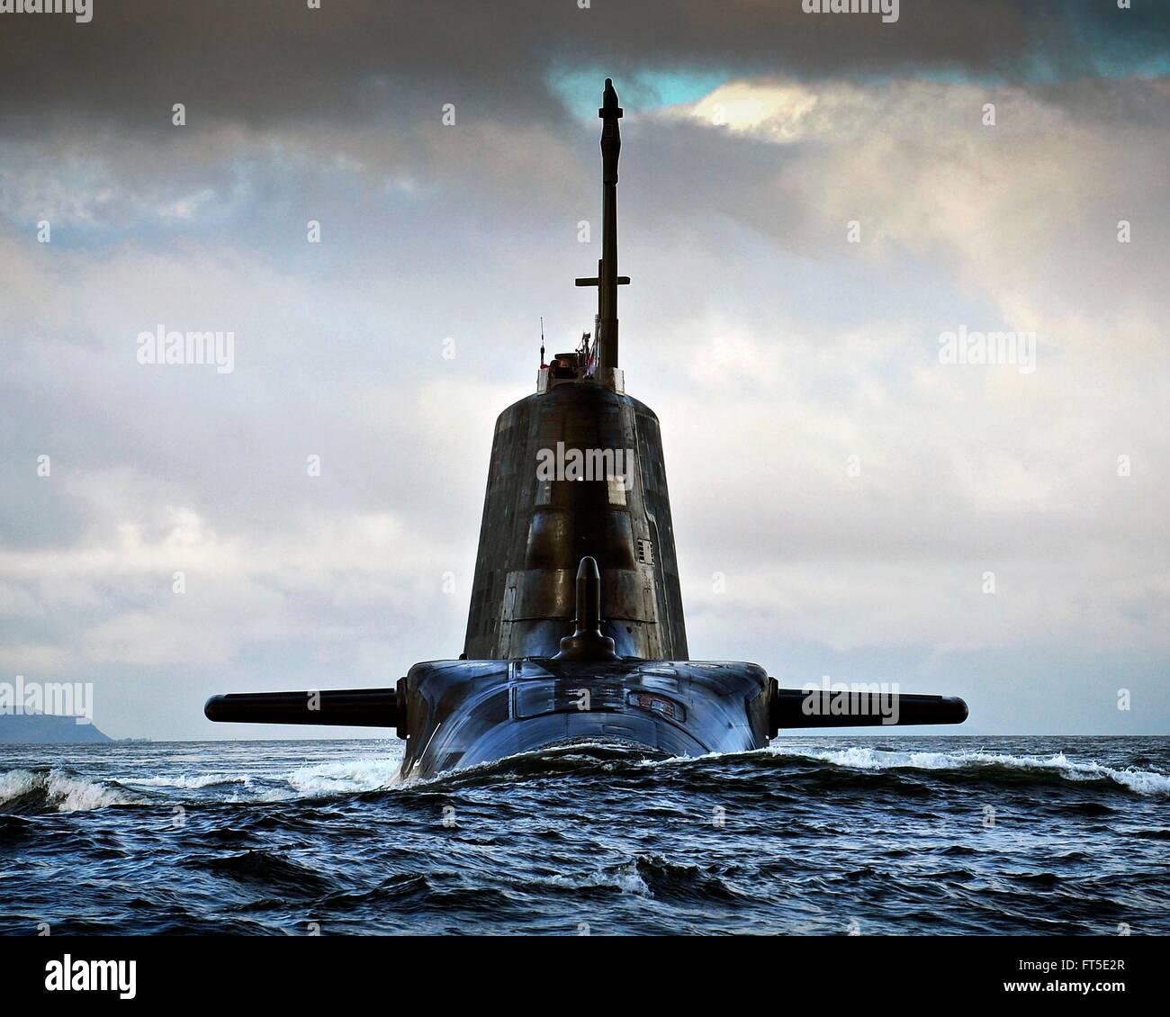 La Royal Navy de la classe Astute sous-marin HMS Ambush arrivant à HMNB Clyde le 19 septembre 2012 à Faslane, en Écosse. Banque D'Images