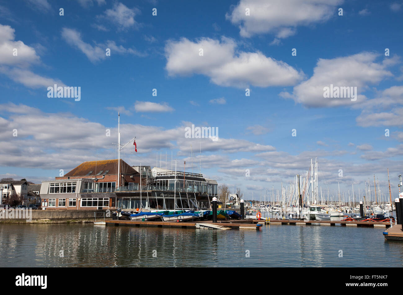 Lymington Royal Yacht Club sur la rivière Lymington, Lymington, Hampshire, Royaume-Uni Banque D'Images