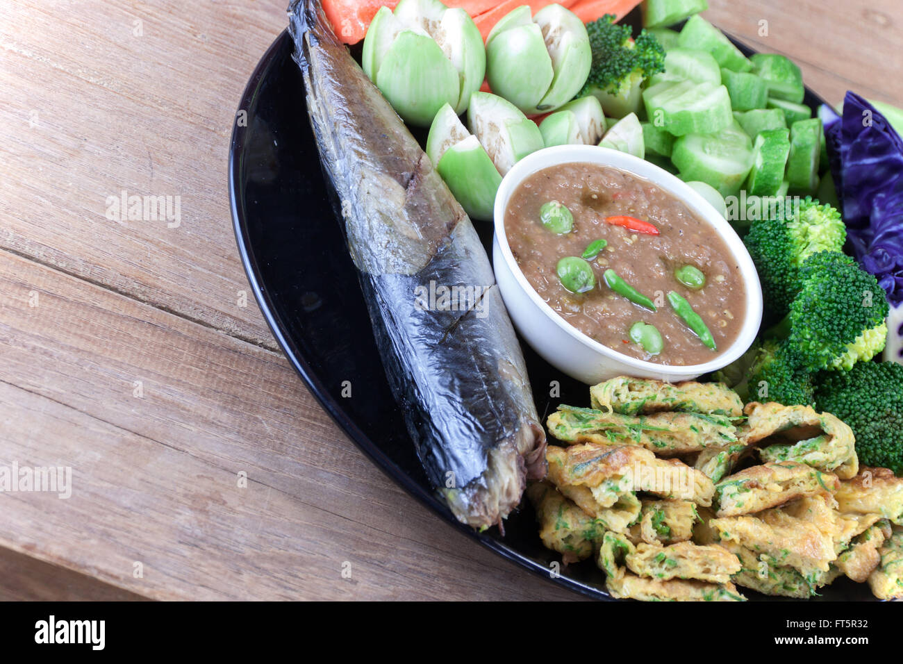 Saba poisson shoyu yaki et pâte de crevettes avec sauce chili légumes blanchis et oeufs frits légumes Cha Banque D'Images