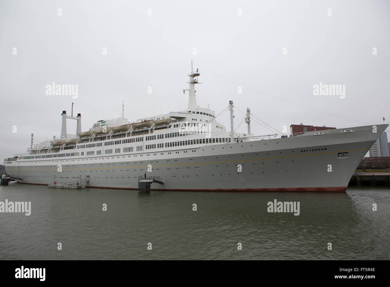 Le SS Rotterdam sur la Meuse à Rotterdam, aux Pays-Bas. Le paquebot a été construit à Rotterdam. Banque D'Images