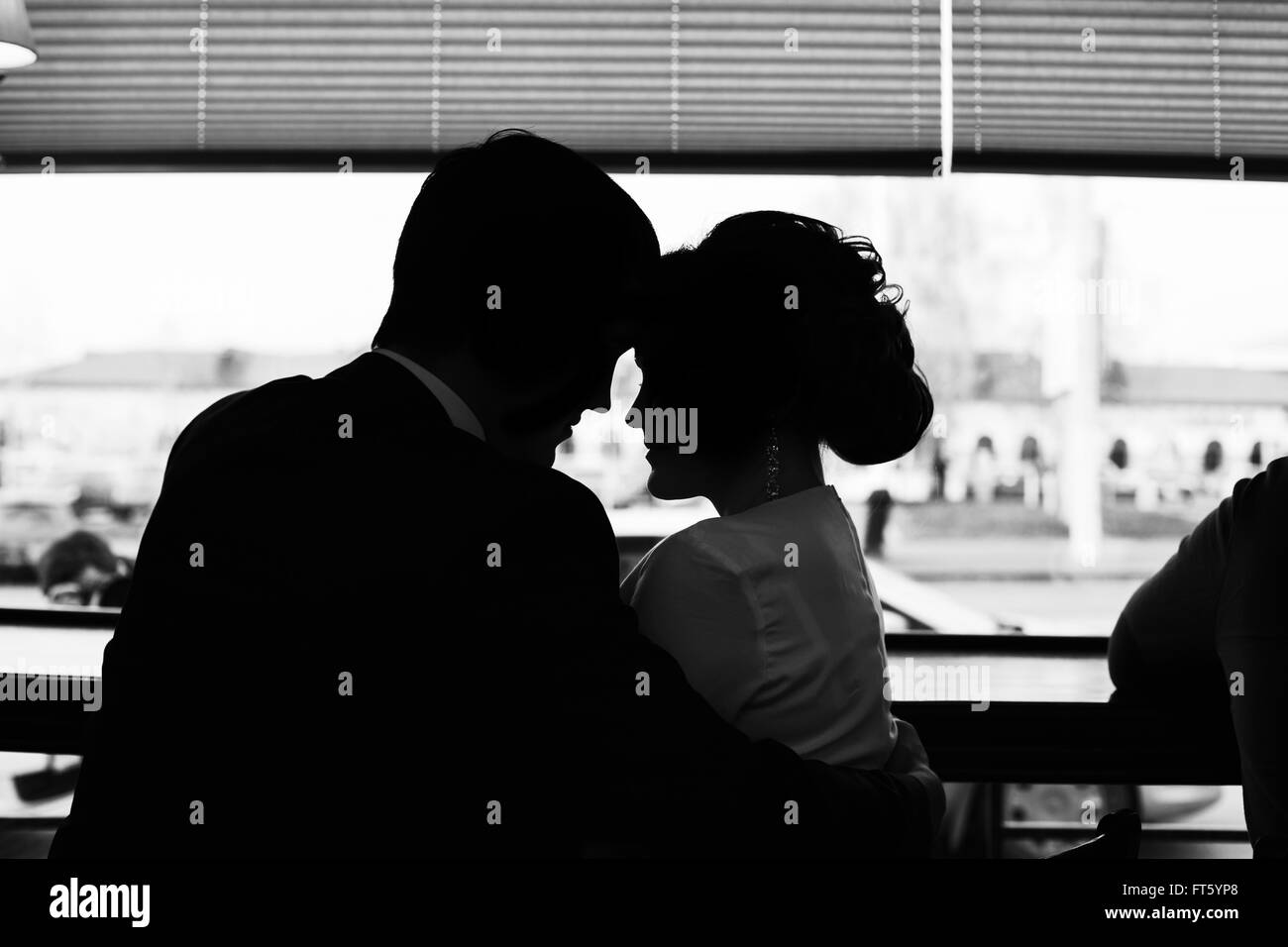 Silhouette d'un couple aimant in cafe Banque D'Images