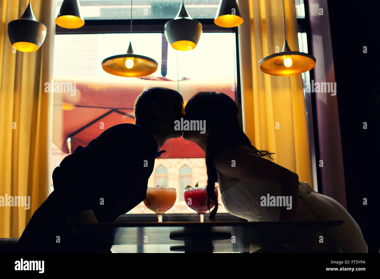 Silhouette d'un couple aimant in cafe Banque D'Images Silhouette d'un couple aimant in cafe Banque D'Images