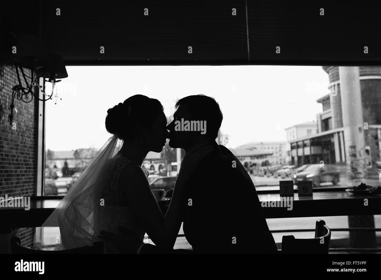 Silhouette d'un couple aimant in cafe Banque D'Images Silhouette d'un couple aimant in cafe Banque D'Images