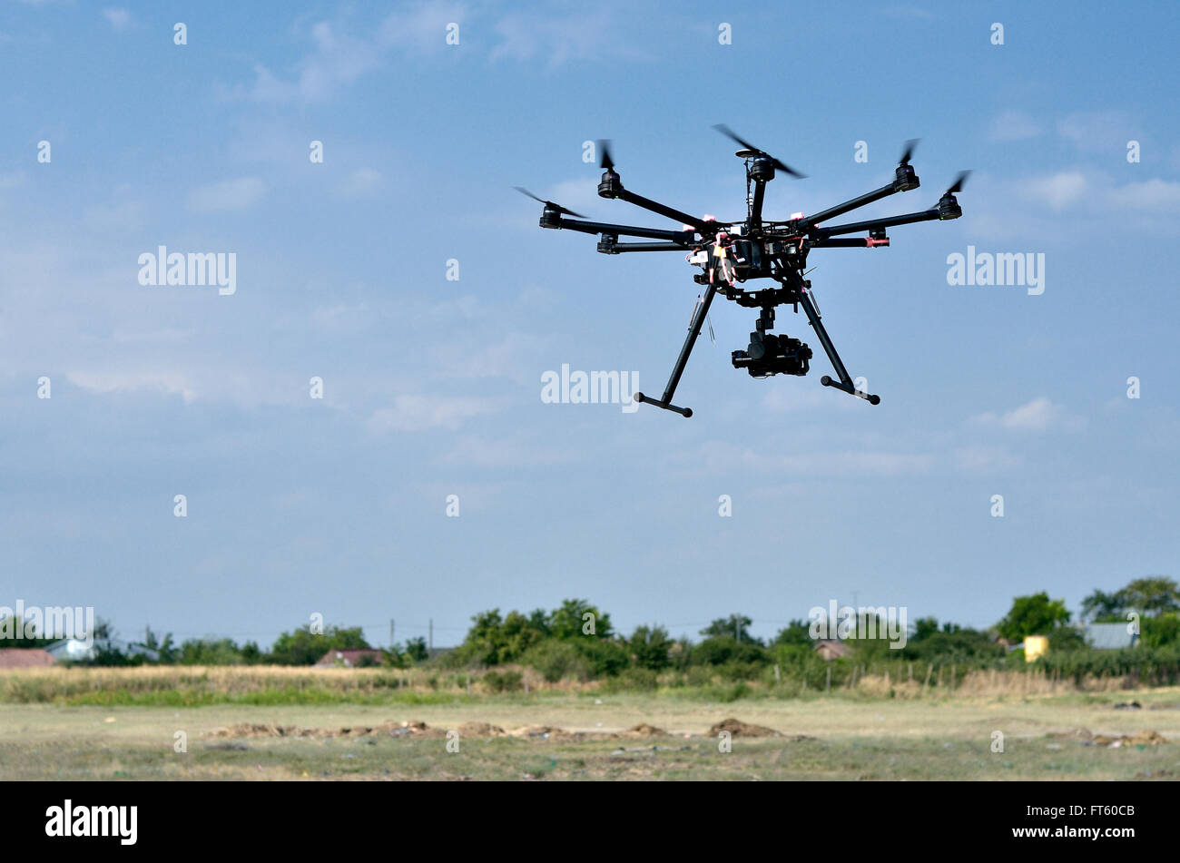 Drone volant avec caméra sur le ciel Banque D'Images