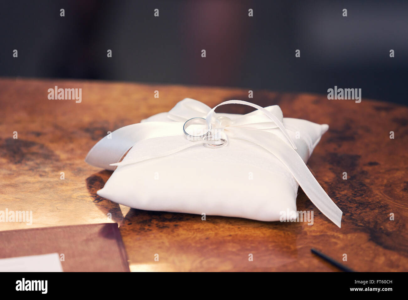 Les alliances sur un coussin blanc Banque D'Images Les alliances sur un coussin blanc Banque D'Images
