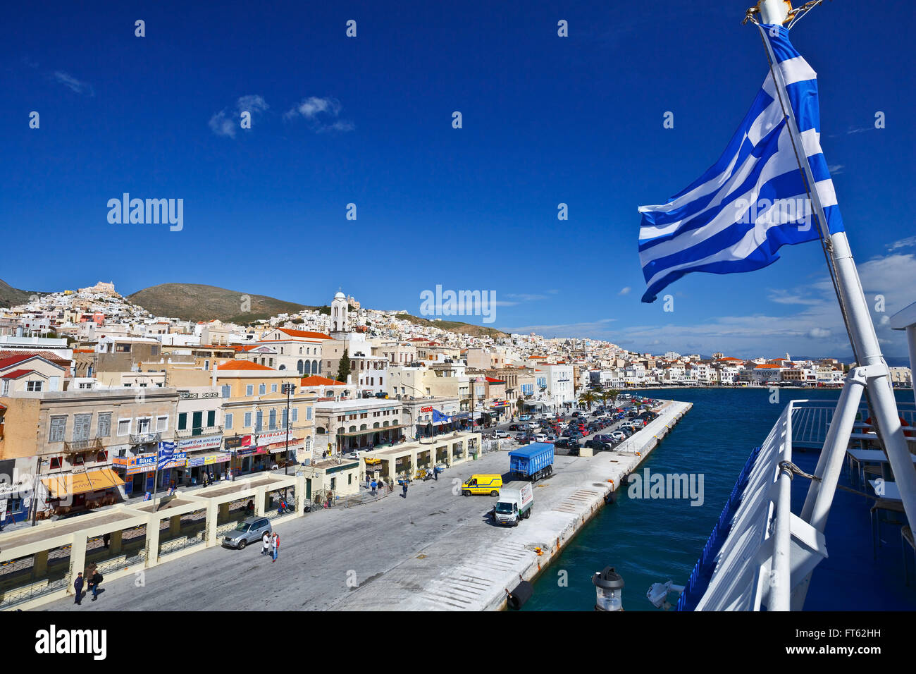 Ville d'Ermoupoli à Syros Island vu depuis le ferry. Banque D'Images