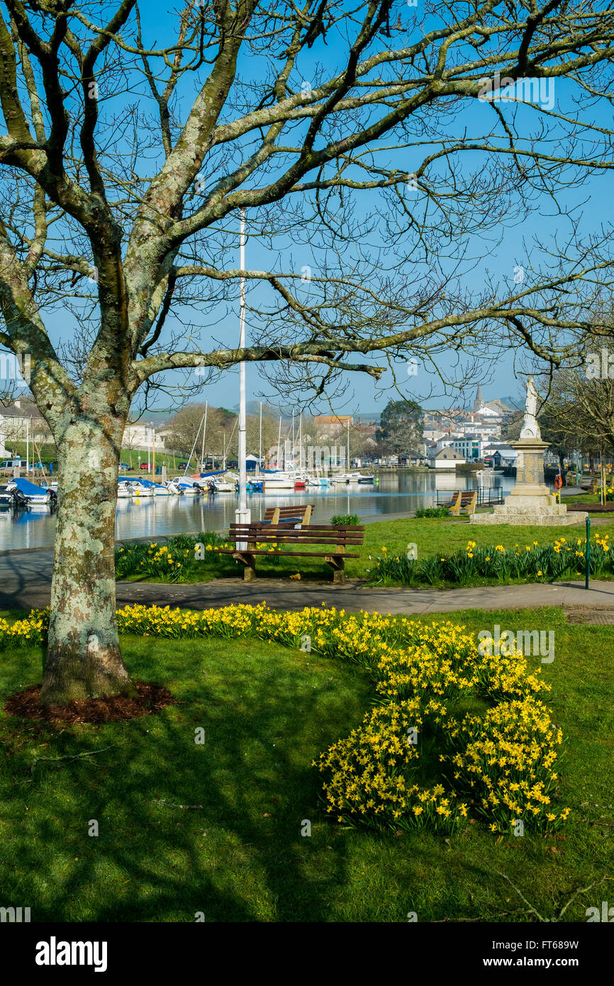 Dimanche matin au début du printemps sur le remblai à Kingsbridge, Devon. UK Banque D'Images