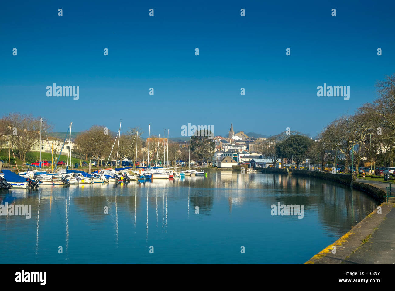 Dimanche matin au début du printemps sur le remblai à Kingsbridge, Devon. UK Banque D'Images