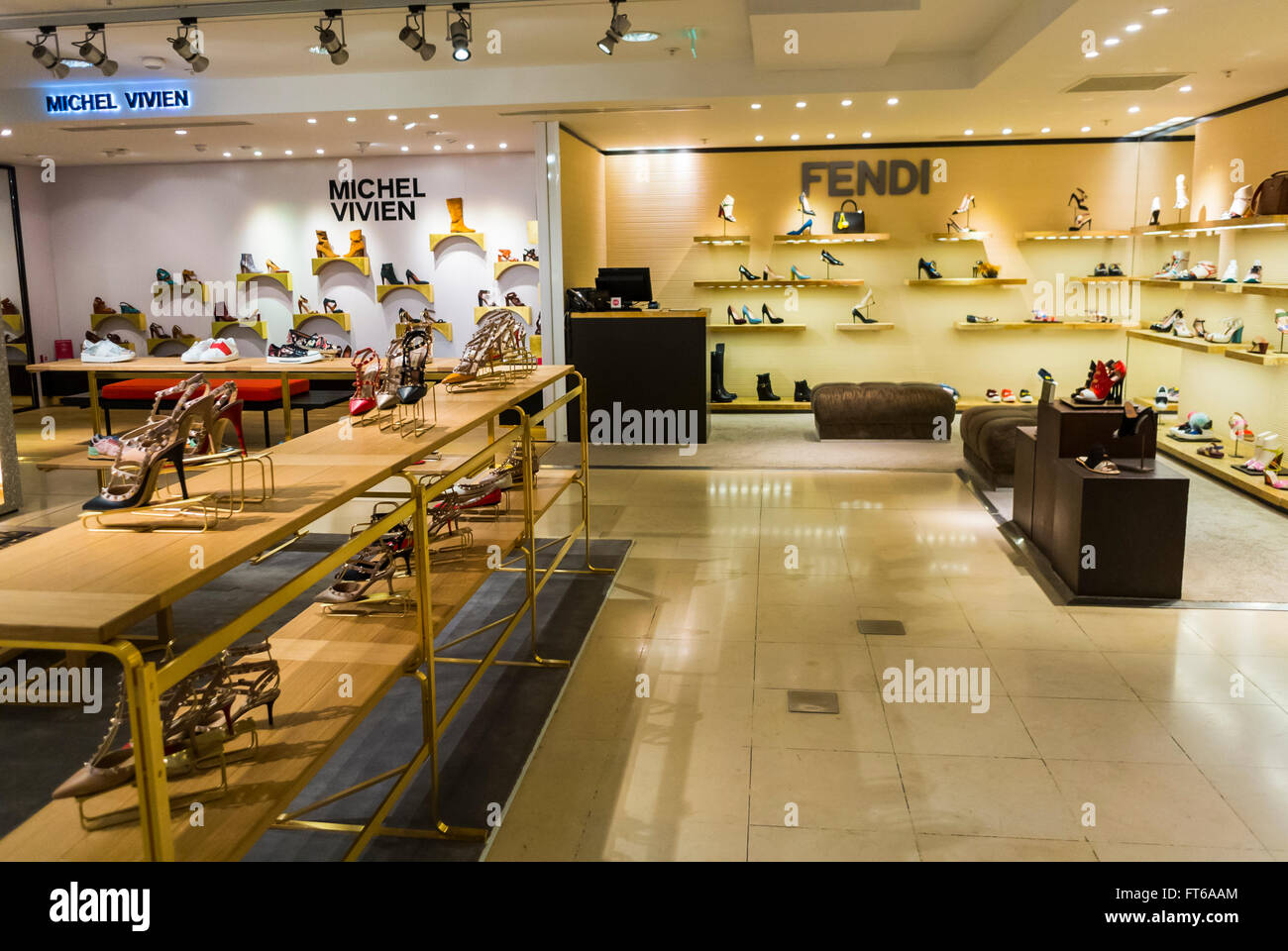 Paris, France, grand magasin français, Printemps, Accessoires de luxe pour  femmes, magasins de chaussures design exposés à l'intérieur, Fendi,  intérieurs contemporains Photo Stock - Alamy