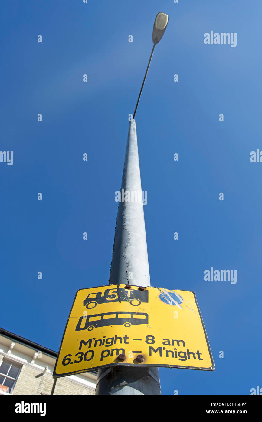 La signalisation indiquant l'attente et des restrictions de poids pour le trafic en stationnement Banque D'Images