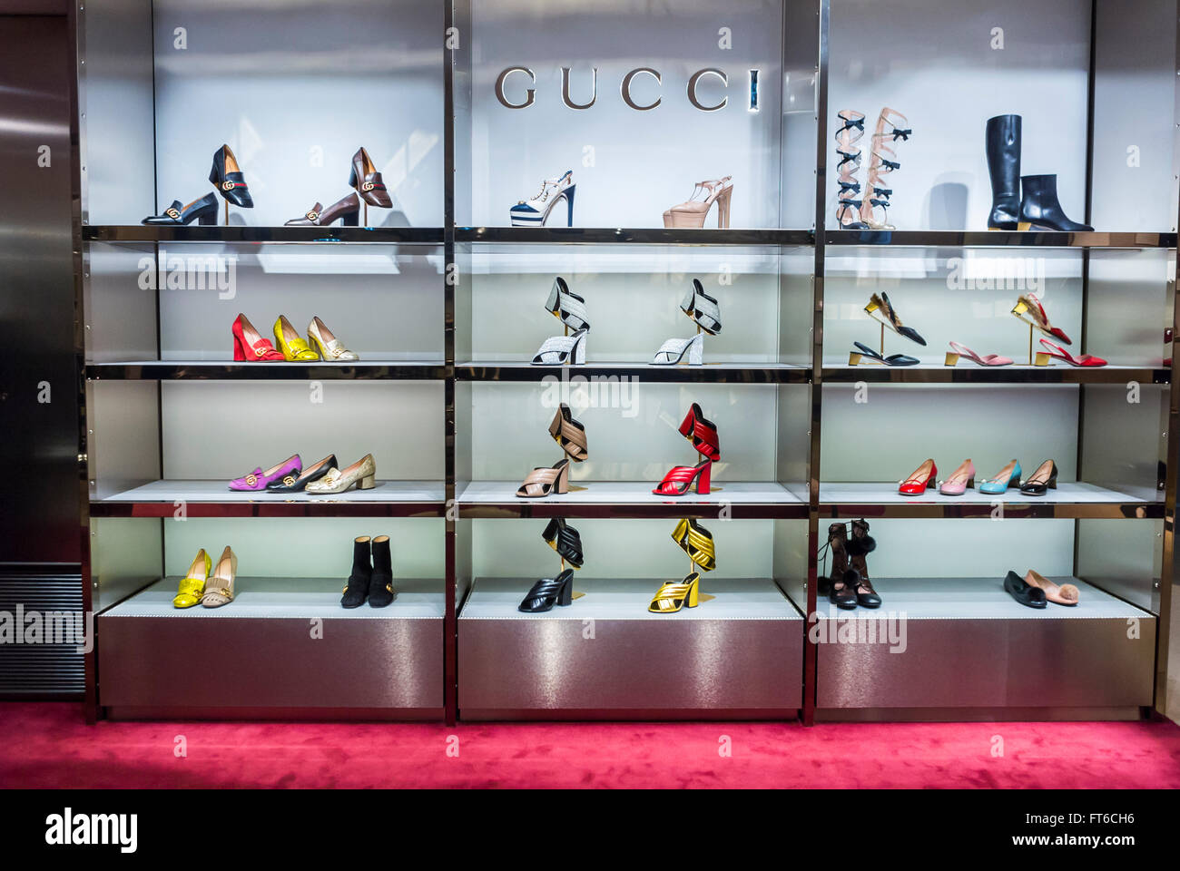 Paris, France, shopping, Grand magasin français, le Printemps, Gucci Luxury  Brand, chaussures de designer pour femmes en démonstration, étagères,  chaussures de magasinage Photo Stock - Alamy