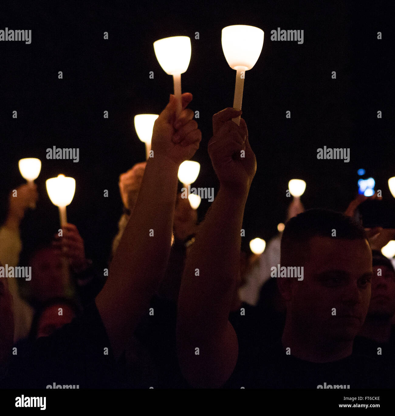 La veillée aux chandelles de 2015 au National Law Enforcement Officers Memorial à Washington D.C. a honoré les officiers tombés au combat, avec des hommages personnels de la famille, des amis et des collègues. Banque D'Images