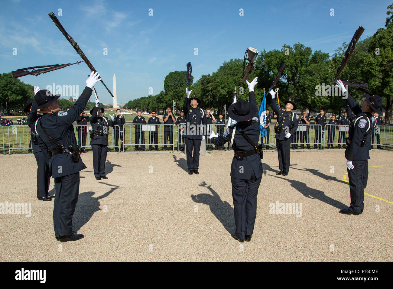 La 13e compétition annuelle des gardes d’honneur Steve Young, qui s’est tenue pendant la semaine de la police à Washington, DC, a présenté des équipes des douanes et de la protection des frontières, y compris la patrouille frontalière et le Bureau de l’air et de la marine, qui ont fait la démonstration de leurs opérations de forage et de leur travail d’équipe. Banque D'Images