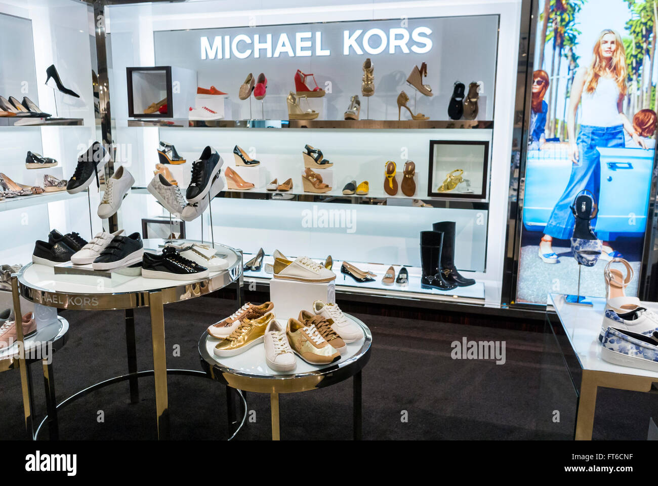 Paris, France, Shopping Shoes, Grand magasin français, Printemps,  Présentoir de la boutique de chaussures design de luxe « Michael Kors »  Photo Stock - Alamy