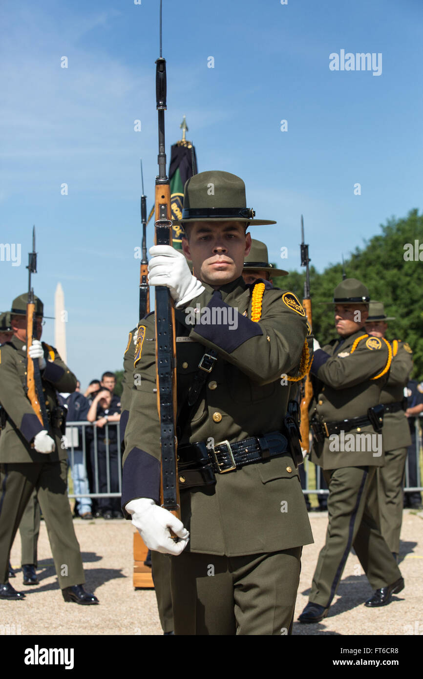 La 13e compétition annuelle des gardes d’honneur Steve Young, qui fait partie de la semaine de la police, met en vedette des équipes de la patrouille frontalière, du Bureau des opérations sur le terrain et du Bureau de l’Air et de la Marine, mettant en valeur leurs compétences en exercices et cérémoniels. Banque D'Images
