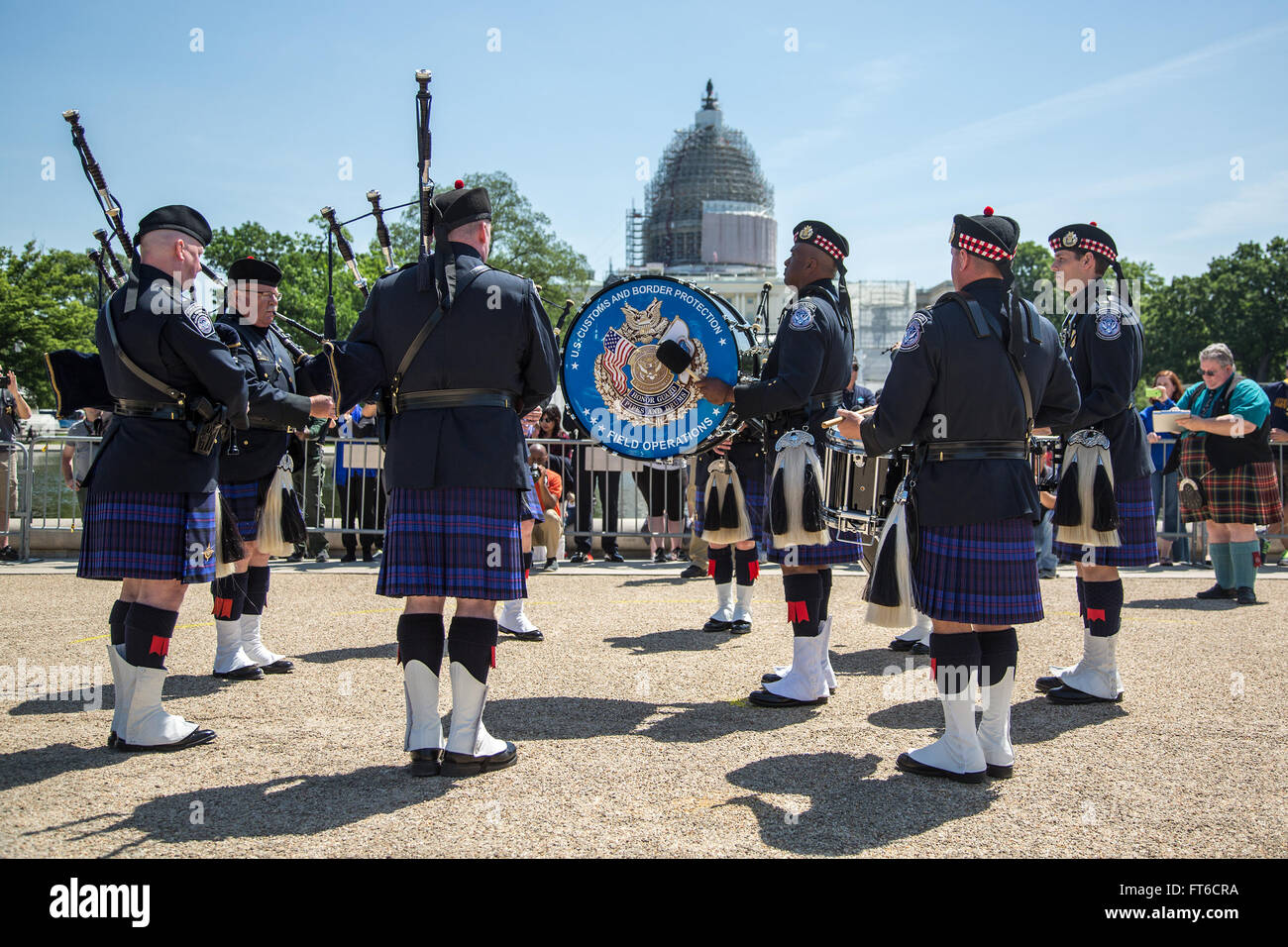La 13e compétition annuelle des gardes d'honneur Steve Young, qui s'est tenue à Washington, DC, a réuni des participants de la patrouille frontalière, du Bureau des opérations sur le terrain et du Bureau de l'Air et de la Marine. L'événement fait partie de la semaine de la police et célèbre les réalisations des forces de l'ordre. Banque D'Images