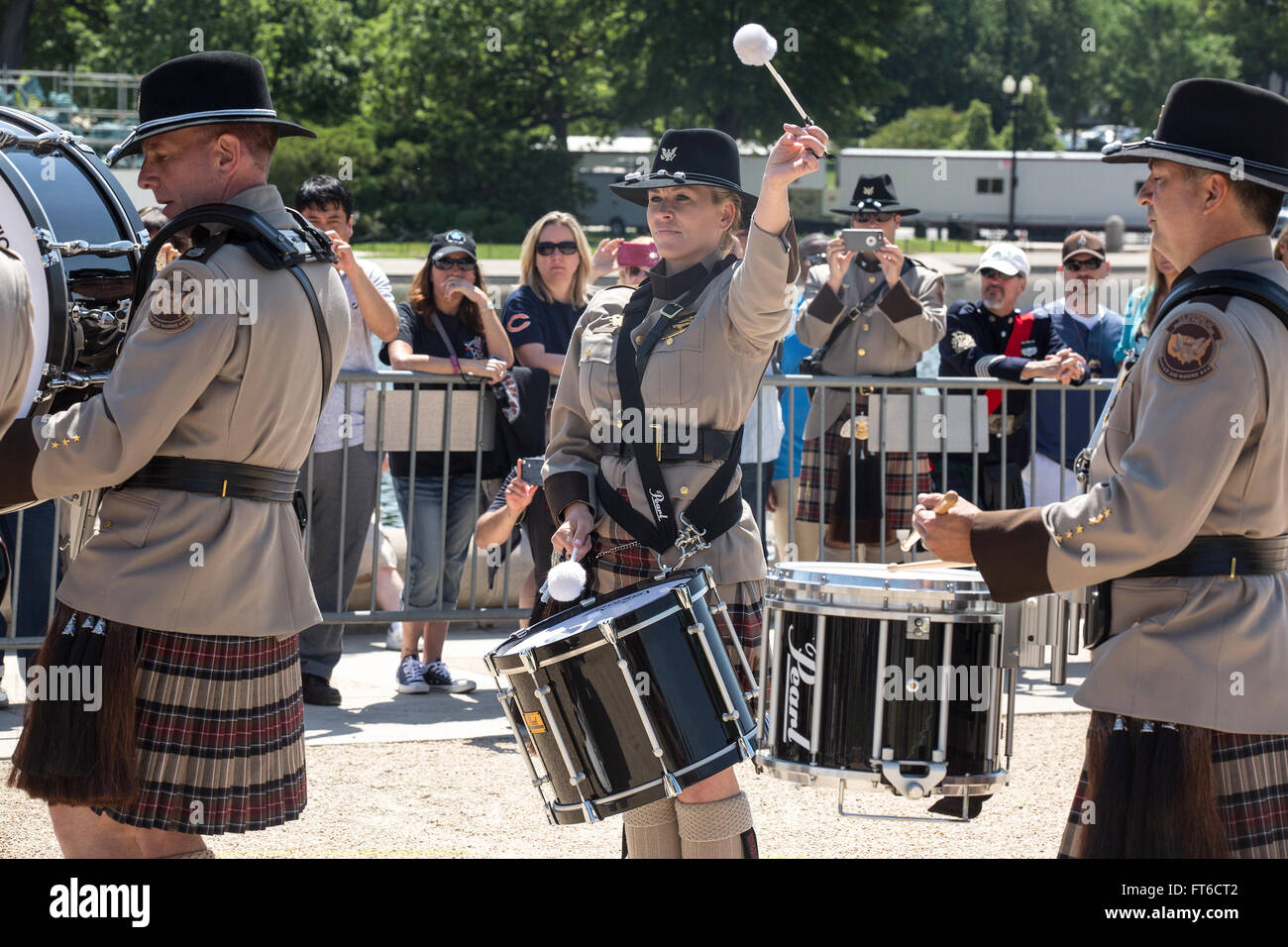 La 13e compétition annuelle de la Garde d'honneur Steve Young à Washington, DC, comprenait diverses unités, dont la patrouille frontalière et le Bureau de l'Air et de la Marine. L'événement, qui fait partie de la semaine de la police, a mis en évidence des performances de tambour et de pipe et des devoirs cérémoniels. Banque D'Images