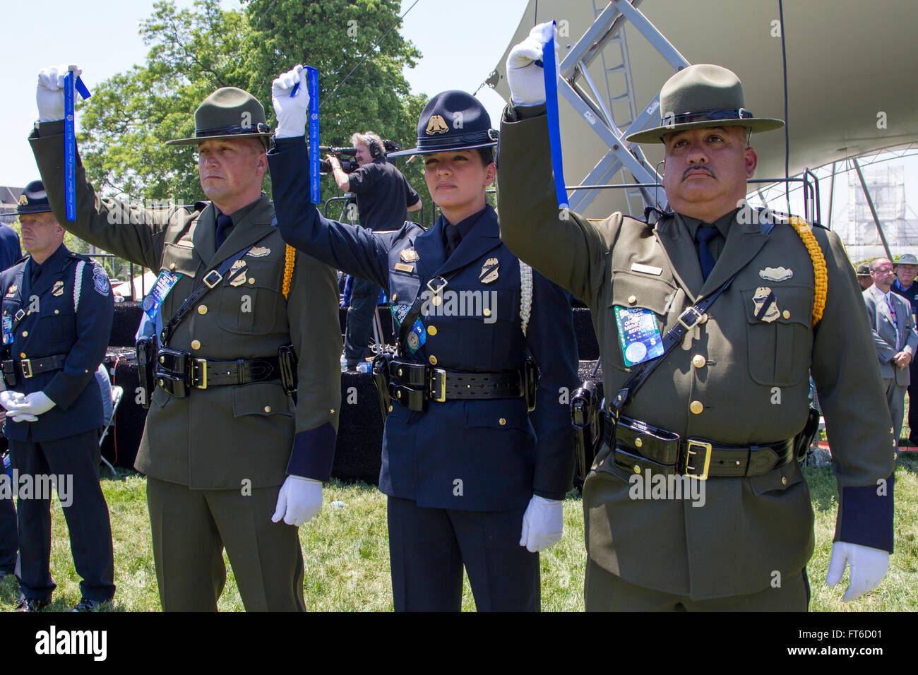 Washington, DC - durant la Semaine de la Police nationale de l'agent de la paix Service commémoratif a eu lieu au Capitol en l'honneur de mandataires et hauts fonctionnaires de tout le pays. U.S Customs and Border Protection rubans bleus jusqu'à la fin du service en solidarité avec tout le monde au service. L'honneur des rubans les agents de l'ordre qui ont fait le sacrifice ultime dans l'exercice de leurs fonctions, ainsi que l'ensemble des hommes et femmes qui servent et protéger les communautés tous les jours. Photographe : Donna Burton Banque D'Images