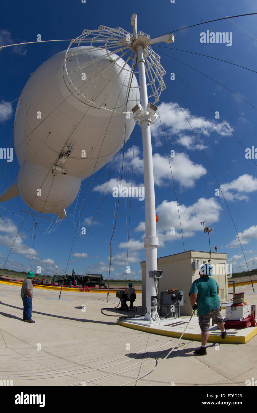 Le TARS (Tethered Aerostat radar System) de Rio Grande City, Texas, utilise des ballons amarrés comme plates-formes radar pour la surveillance aérienne à basse altitude. Le système est utilisé par le Service des douanes et de la protection des frontières des États-Unis pour surveiller le trafic aérien, maritime et de surface, ce qui facilite la détection et l'interdiction des activités de contrebande le long de la frontière entre les États-Unis et le Mexique. Banque D'Images