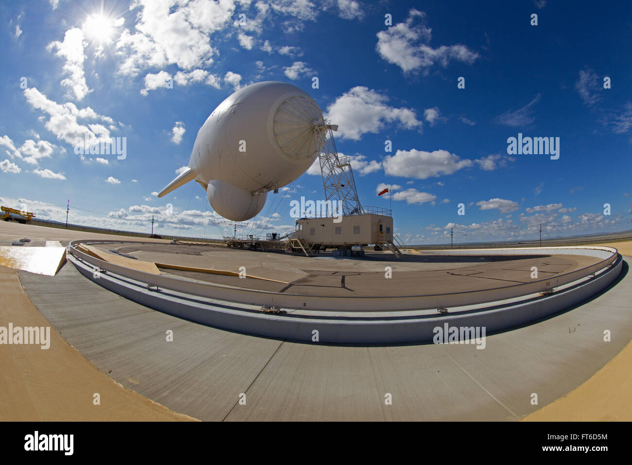 Le système de radar aérostatique filaire (TARS) de Marfa, Texas, fait partie d'un réseau de surveillance critique. Le système utilise des ballons amarrés comme plates-formes radar pour surveiller et interdire le trafic aérien et maritime à des fins de sécurité, en particulier dans les opérations de protection des frontières. Banque D'Images