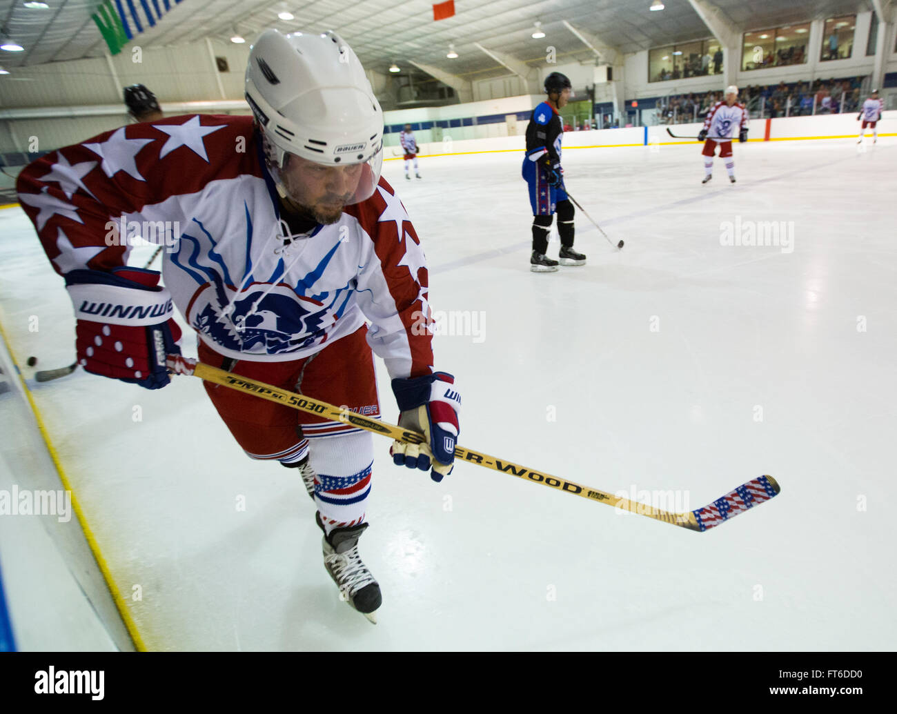 La CBP/club de hockey sur glace à l'encontre de la sécurité intérieure de l'équipe de hockey du 4-2 au premier tour du monde des jeux de police et d'incendie qui se tiendra à Reston en Virginie le 27 juin 2015. Les jeux attirent plus de 10 000 participants à la compétition. Photo de James Tourtellotte Banque D'Images