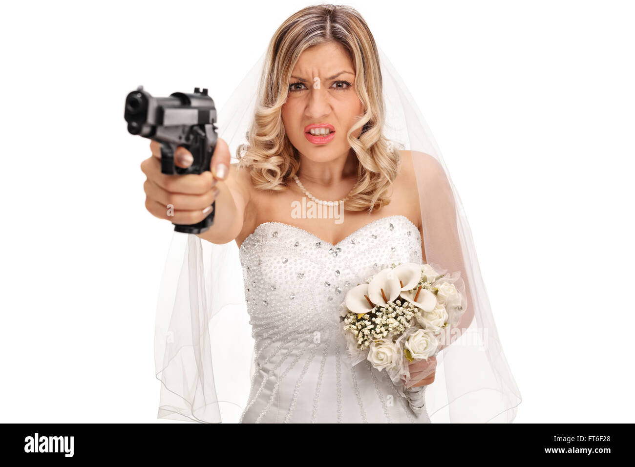 Jeune mariée désespérée braquer une arme en direction de l'appareil isolé sur fond blanc Banque D'Images
