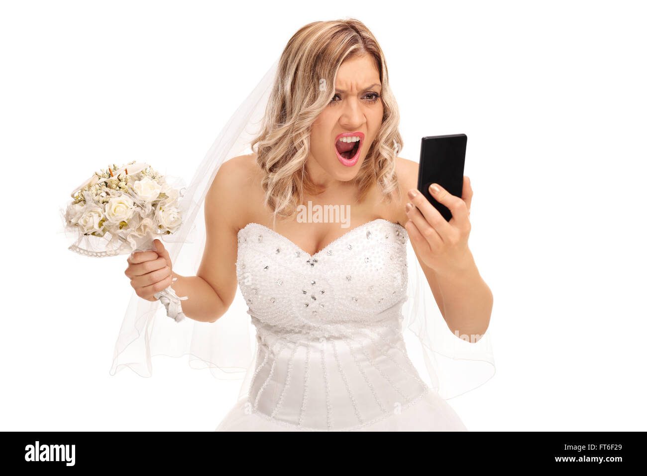 Furieux à la jeune mariée à son téléphone cellulaire, criant et isolé sur fond blanc Banque D'Images