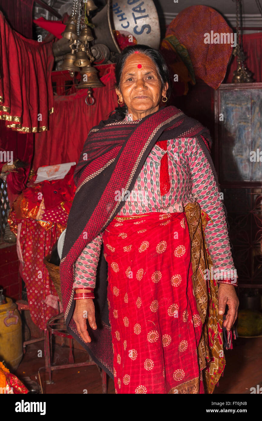 Népal, Katmandou. Femme de prêtre hindou. Le bindi sur son front et poudre kumkuma dans milieu du trait fin signifie marié. Banque D'Images