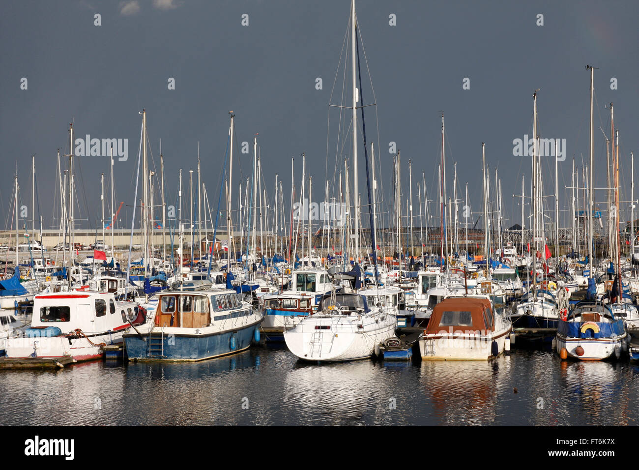 Yachts et bateaux de plaisance, dans un ciel noir Banque D'Images