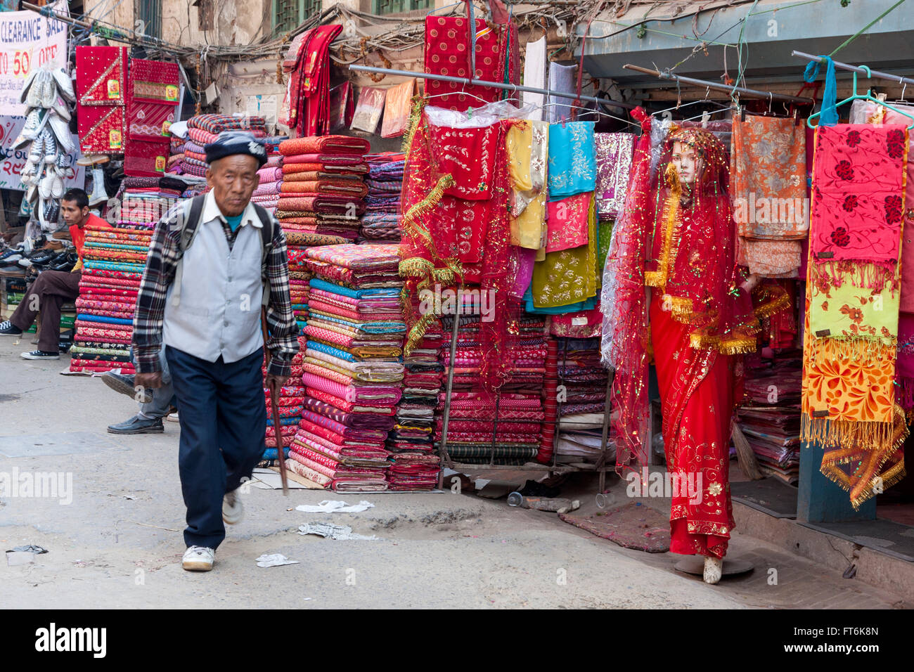 Népal, Katmandou. Scène de rue avec des magasins du vendeur de tissu Photo  Stock - Alamy