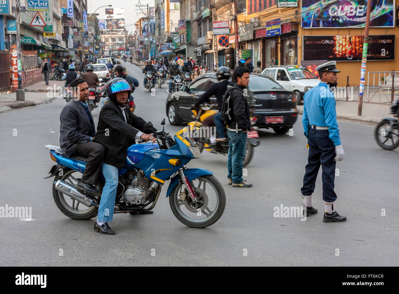 Népal, Katmandou. Trafic moto sur Putali Sadak Street. Banque D'Images
