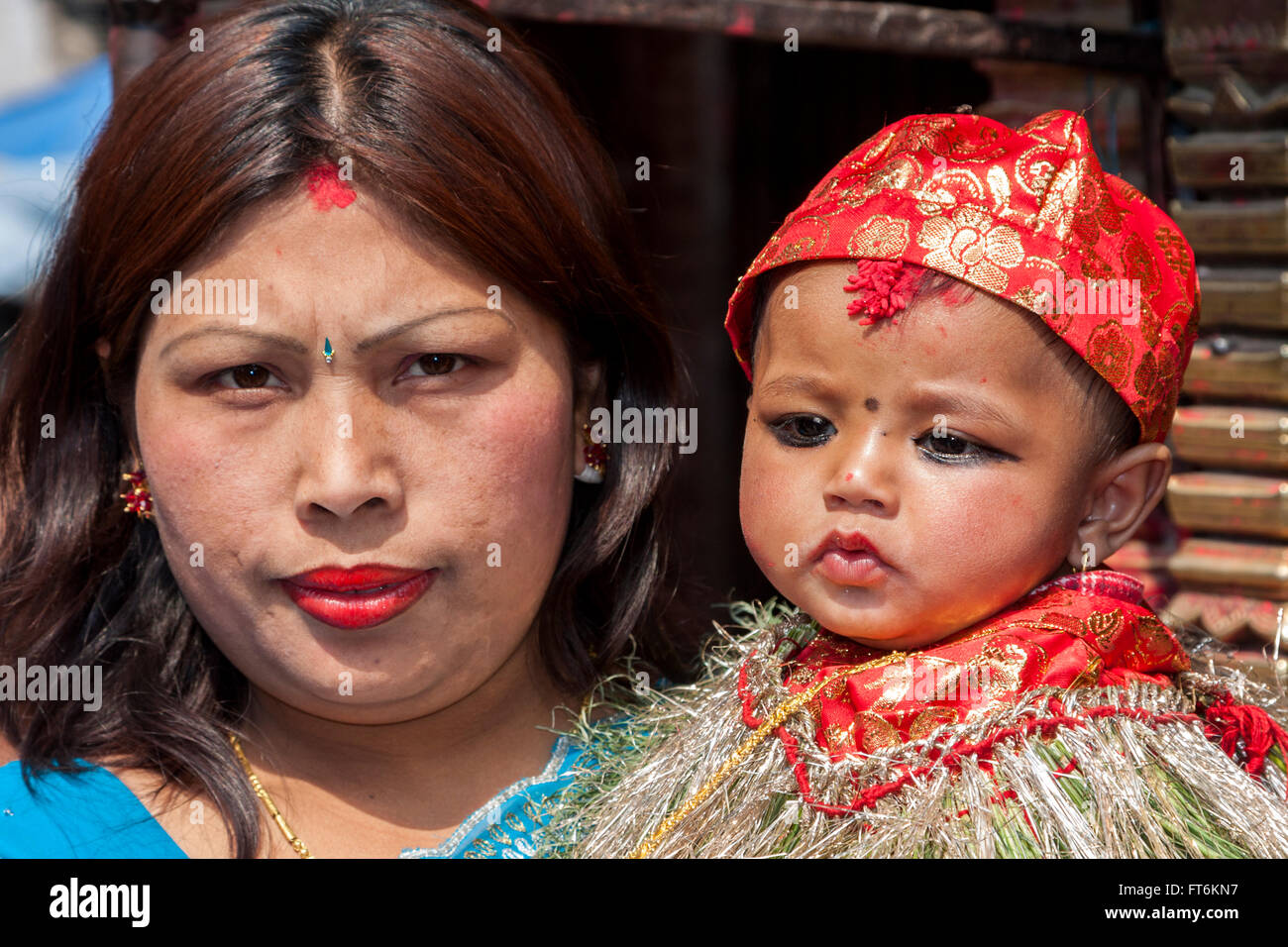 Népal, Katmandou. La célébration d'un six-month-old boy's manger du riz pour la première fois, sa famille lui apporte au temple. Banque D'Images