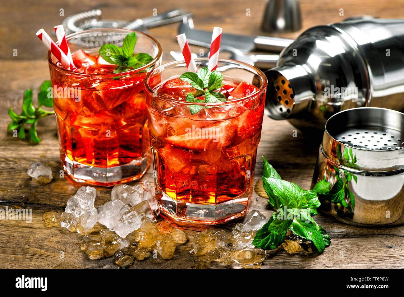 Verre rouge avec des feuilles de menthe, fraise, glace. Accessoires de bar à cocktails Banque D'Images
