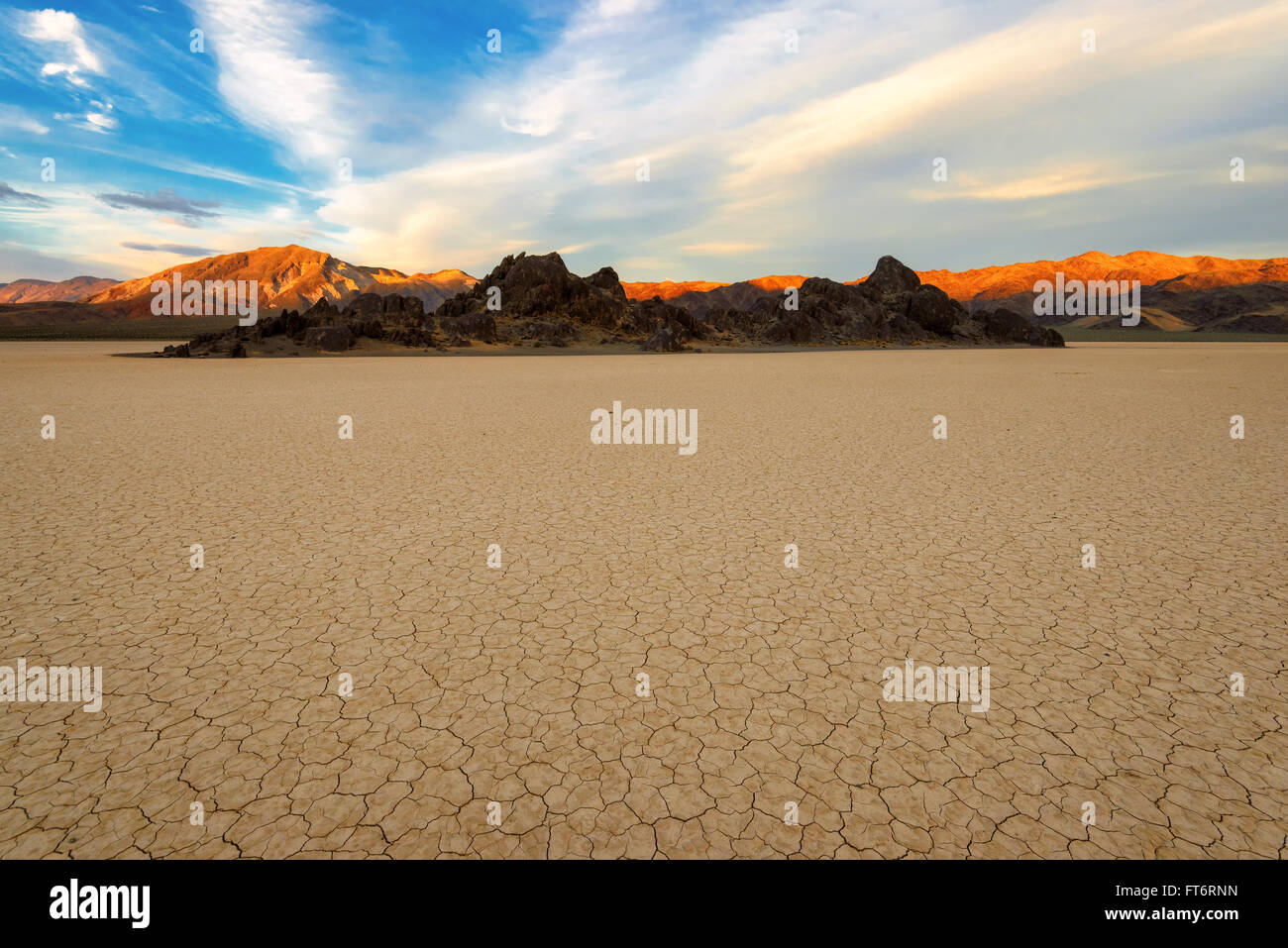 Coucher du soleil à Racetrack Playa dans Death Valley National Park Banque D'Images