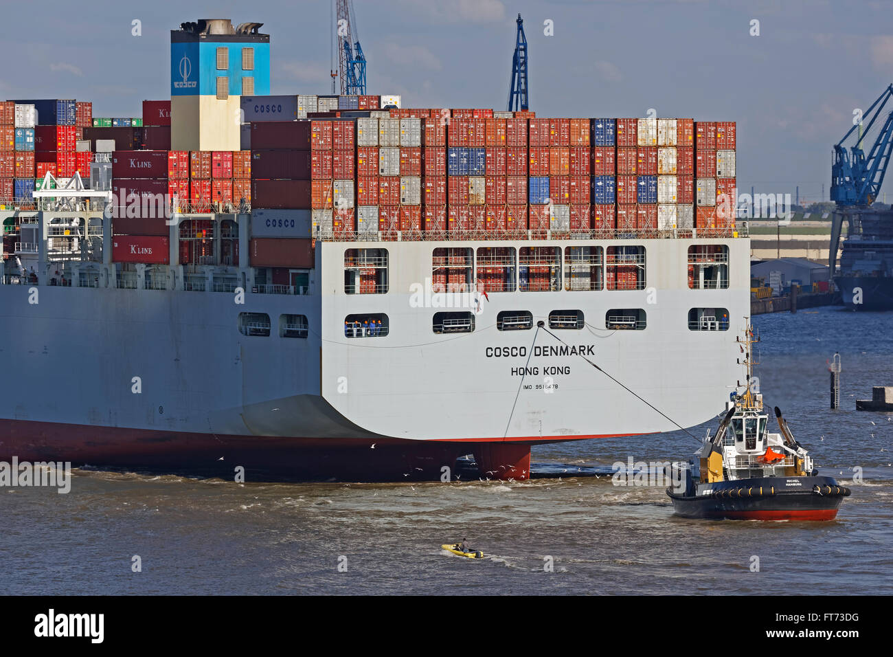 Porte-conteneurs avec le remorqueur Bateau sur l'Elbe, le port de Hambourg, Hambourg, Allemagne, Europe Banque D'Images